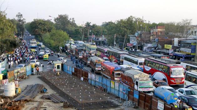 According to Delhi Traffic Police, the Ashram intersection gets over 2 lakh vehicles every day during peak hours both in the morning and evening. (Sanjeev Verma/HT File Photo) According to Delhi Traffic Police, the Ashram intersection gets over 2 lakh vehicles every day during peak hours both in the morning and evening. (Sanjeev Verma/HT File Photo)