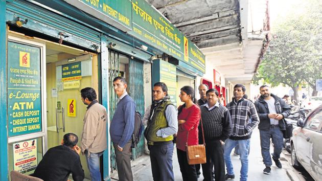 People queue up outside Punjab and Sind Bank Bank ATM to withdraw cash near Connaught Place in New Delhi.(Virendra Singh Gosain/HT Photo)