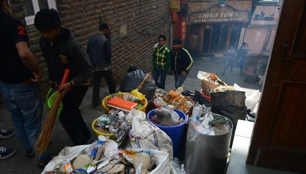 Shimla is coping with overflowing trash after the New Year revellers, mostly tourists, left the Queen of the Hills on Monday. So much for Swachch Bharat. (Deepak Sansta/HT Photo) Shimla is coping with overflowing trash after the New Year revellers, mostly tourists, left the Queen of the Hills on Monday. So much for Swachch Bharat. (Deepak Sansta/HT Photo)