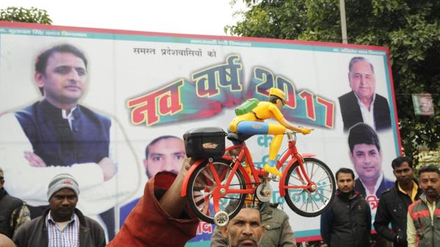 Samajwadi Party supporters outside Mulayam Singh's residence in Lucknow.(Deepak Gupta/HT Photo) Samajwadi Party supporters outside Mulayam Singh's residence in Lucknow.(Deepak Gupta/HT Photo)