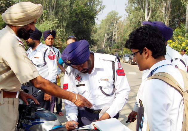 Underage driver being challaned by police officials in Jalandhar.. HT File Photo(HT File Photo)