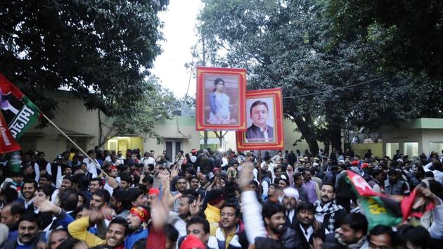 Uttar Pradesh chief minister Akhilesh Yadav’s supporters at Samajwadi party office in Lucknow on January 1, 2017. (Deepak Gupta/ Hindustan Times) Uttar Pradesh chief minister Akhilesh Yadav’s supporters at Samajwadi party office in Lucknow on January 1, 2017. (Deepak Gupta/ Hindustan Times)