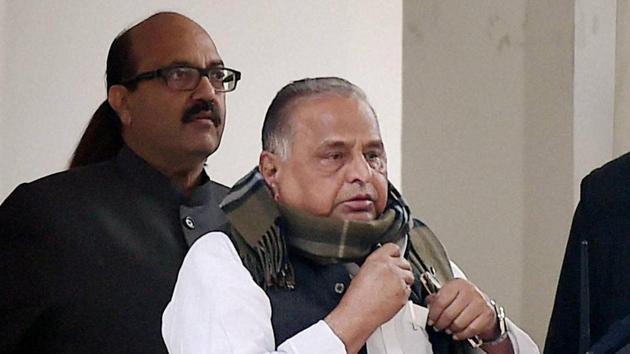 SP supremo Mulayam Singh Yadav leaving Nirvachan Sadan after meeting with Chief Election Commissioner in New Delhi on January 2.(PTI Photo)