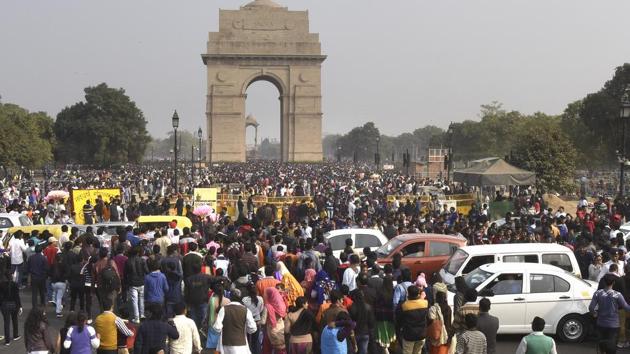 People gather at India Gate on the first day of 2017. (Sonu Mehta/HT PHOTO) People gather at India Gate on the first day of 2017. (Sonu Mehta/HT PHOTO)