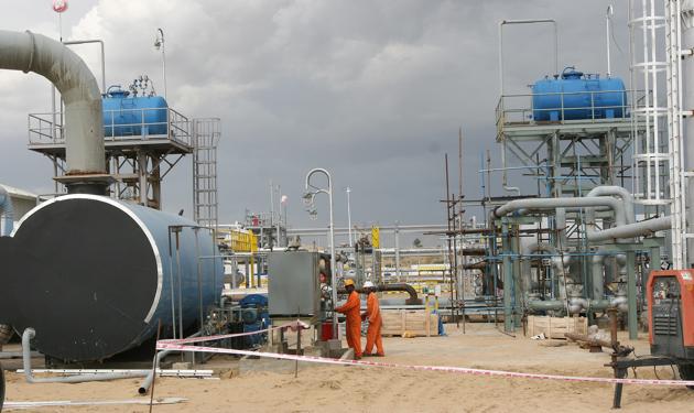 Oil and gas exploration and production by ONGC and Cairn India in Barmer and Jaisalmer districts took a hit in the last two years. (HiSonu Mehta/HT Photo) Oil and gas exploration and production by ONGC and Cairn India in Barmer and Jaisalmer districts took a hit in the last two years. (HiSonu Mehta/HT Photo)