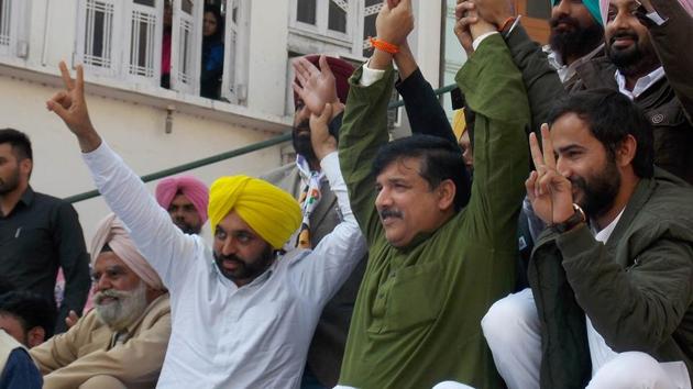 AAP Punjab affairs in-charge Sanjay Singh and party leader Bhagwant Mann dared Punjab Congress chief to contest from Jalalabad against Mann.(HT Photo)
