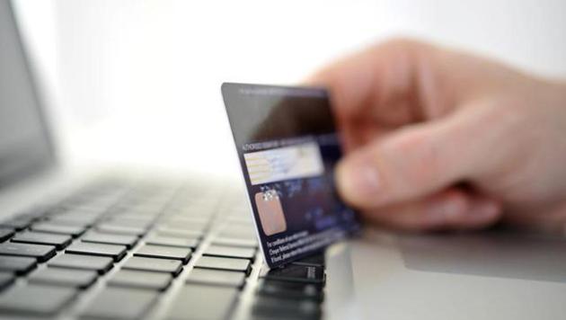 The procedure to obtain a driving licence is now a cashless one, owing to SARATHI 4.0, the upgraded version of the software system used as the database of driving licences.(HT File Photo) The procedure to obtain a driving licence is now a cashless one, owing to SARATHI 4.0, the upgraded version of the software system used as the database of driving licences.(HT File Photo)