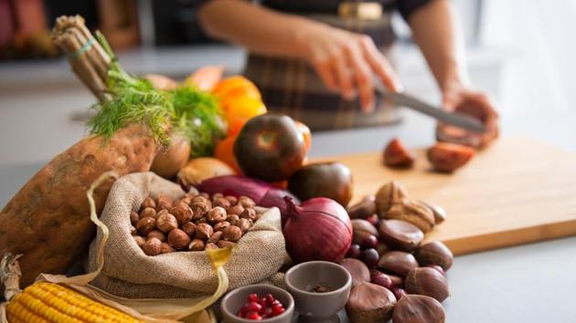 Making small changes in the kitchen, at the grocery store and in restaurants can help you make healthy food choices without thinking, say experts. (Shutterstock) Making small changes in the kitchen, at the grocery store and in restaurants can help you make healthy food choices without thinking, say experts. (Shutterstock)