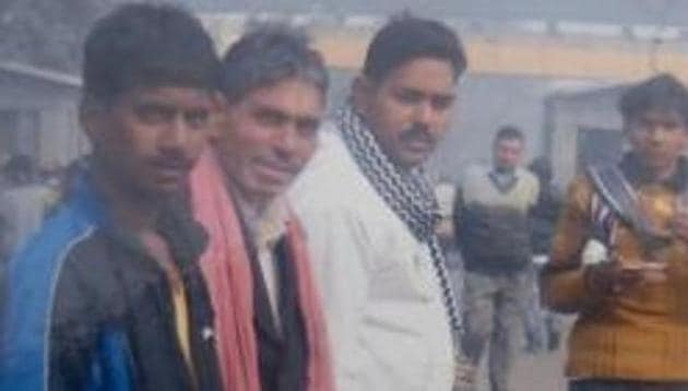 Sompal (extreme left) was detained on December 28 from outside Azadpur Mandi by two policemen after he entered into an argument with another vendor. (HT PHOTO) Sompal (extreme left) was detained on December 28 from outside Azadpur Mandi by two policemen after he entered into an argument with another vendor. (HT PHOTO)