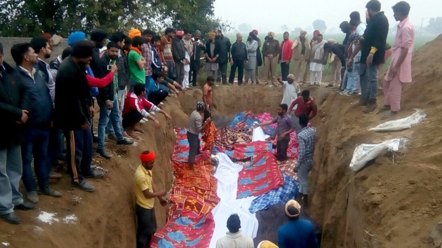 Villagers preparing ground to bury bodies of cows found slaughtered in Nihal Singh Wala on Tuesday. (HT Photo) Villagers preparing ground to bury bodies of cows found slaughtered in Nihal Singh Wala on Tuesday. (HT Photo)