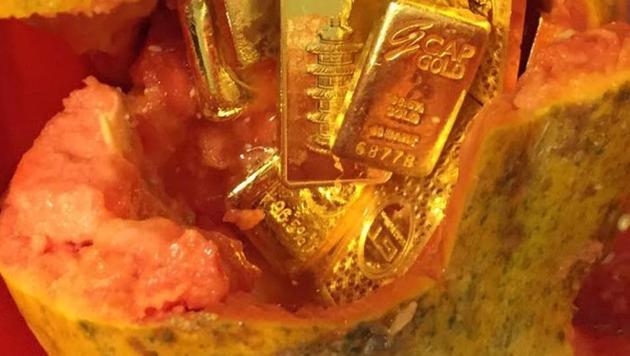 Gold biscuits amounting to Rs 75.81 lakh were found in a papaya in a passenger’s handbag in October last year.(HT File Photo)