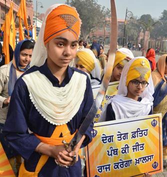 Students in a nagar kirtan during the 350th birth anniversary celebrations of Guru Gobind Singh, in Amritsar on Tuesday. (Sameer Sehgal/HT)
