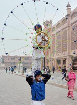 Students perform gatka, a traditional Sikh martial art, in a nagar kirtan during the 350th birth anniversary celebrations of Guru Gobind Singh, in Amritsar on Tuesday. (Sameer Sehgal/HT)