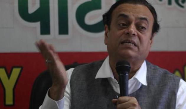 Samajwadi Party leader Abu Azmi interacts with the media during a press conference in Mumbai.(Kunal Patil/HT File Photo)