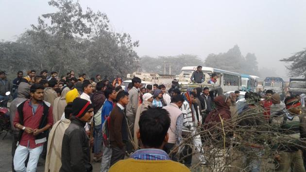 Villagers of Garhi Bazidpur blocked Sohna road on Tuesday morning, alleging that the duo was murdered. (HT Photo) Villagers of Garhi Bazidpur blocked Sohna road on Tuesday morning, alleging that the duo was murdered. (HT Photo)