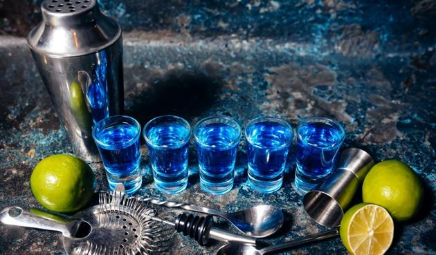 https://images.hindustantimes.com/rf/image_size_630x354/HT/p2/2017/01/03/Pictures/cocktails-blue-blue-curacao-alcoholic-drinks-shot_17fc3c3c-d19b-11e6-a11a-def9b3756538.jpg