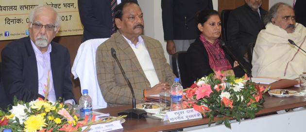 Chief minister Raghubar Das chairs the state development council meeting along with economist Surjit Singh Bhalla (extreme left) in Ranchi on Tuesday. (HT Photo.) Chief minister Raghubar Das chairs the state development council meeting along with economist Surjit Singh Bhalla (extreme left) in Ranchi on Tuesday. (HT Photo.)