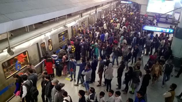 Long queues at Rajiv Chowk Metro Station.(Sanchit Khanna/ Hindustan Times)