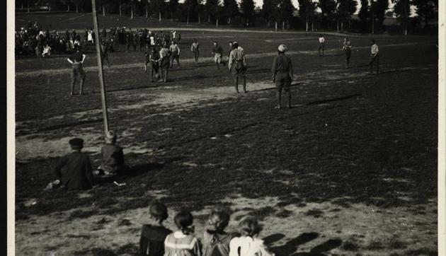 French children watch a British cavalry regiment play a match against Indian soldiers of the 18th Lancers. (National Army Museum and British Muslim Heritage) French children watch a British cavalry regiment play a match against Indian soldiers of the 18th Lancers. (National Army Museum and British Muslim Heritage)