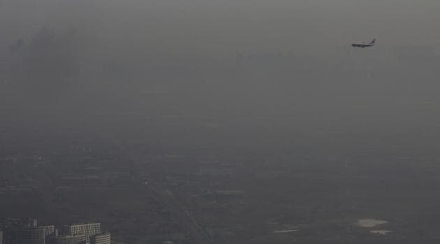 An aircraft flies amid heavy smog over the suburb of Beijing, China. (Reuters photo) An aircraft flies amid heavy smog over the suburb of Beijing, China. (Reuters photo)