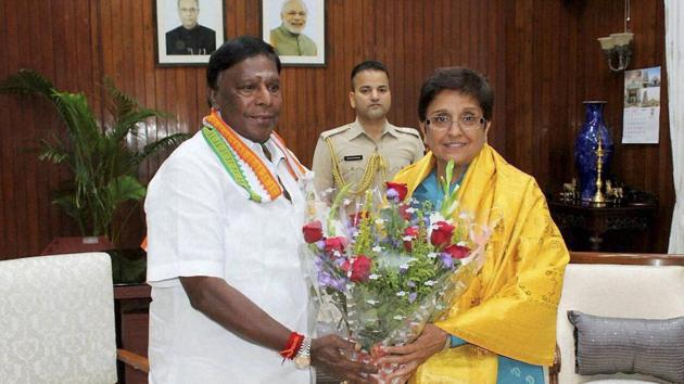 Puducherry chief minister V Narayanasamy with Lt Governor Kiran Bedi at Raj Niwas.(PTI File Photo) Puducherry chief minister V Narayanasamy with Lt Governor Kiran Bedi at Raj Niwas.(PTI File Photo)
