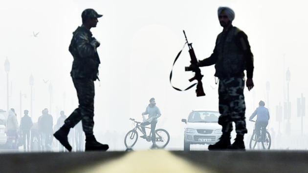 Security Jawans stand on guard at Rajpath as fog engulfs India Gate in New Delhi, India. (Ravi Choudhary/HT PHOTO)