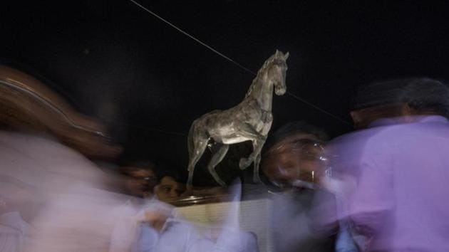 The horse stands 25-foot above ground level, a couple of feet taller than the earlier sculpture of King Edward VII on a horse which was removed after independence.(Vaali Bate/HT)