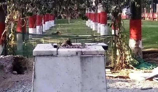 The garden along Jangli Maharaj Road in Pune from where the bust was uprooted and dumped into Mutha river. (HT) The garden along Jangli Maharaj Road in Pune from where the bust was uprooted and dumped into Mutha river. (HT)