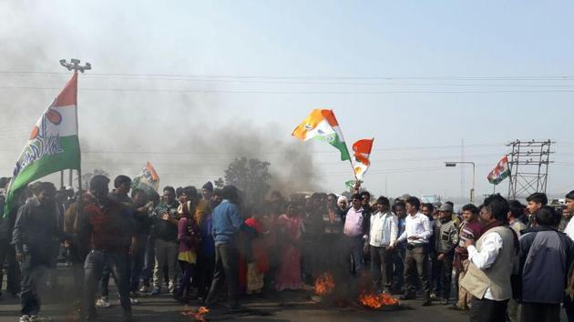 Protests near the Bengal-Jharkhand border in Burdwan district. (HT photo) Protests near the Bengal-Jharkhand border in Burdwan district. (HT photo)
