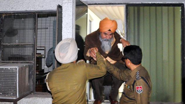 Dean, academic affairs, Gurnam Singh coming out of a window of the administrative block with police help at Punjabi University in Patiala on Wednesday. (Bharat Bhushan/HT) Dean, academic affairs, Gurnam Singh coming out of a window of the administrative block with police help at Punjabi University in Patiala on Wednesday. (Bharat Bhushan/HT)