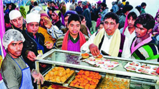 Stalls of Bihari cuisines are attracting both Bihari and Punjabi visitors alike.(HT Photo)