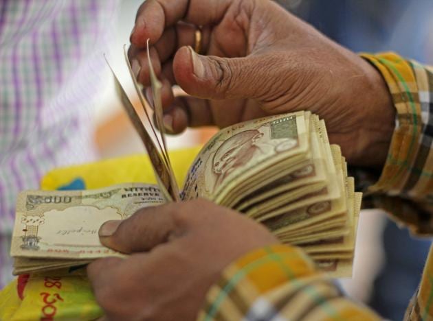 Flush with idle deposits that poured in from Novmber 9 to December 30 in the wake of the note ban, India’s banks may end up having to make high interest payouts.(Hindustan Times)