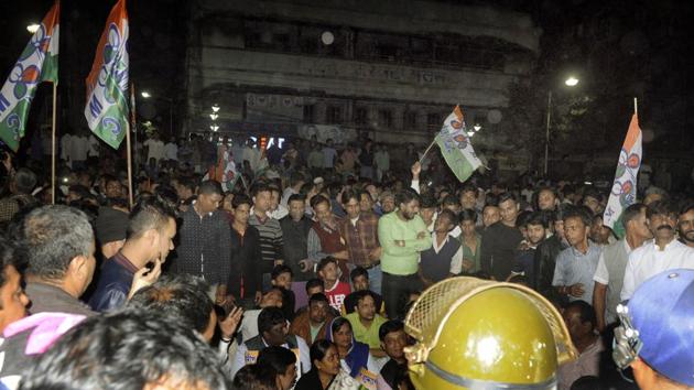 The arrests in Rose Valley scam have come at a time when Mamata Banerjee is aggressively trying to extend her footprint in Delhi and emerge as a leader of a united opposition. Here, a BJP office in Kolkata was reportedly attacked by the TMC workers on Tuesday, January 3. (Ashok Nath Dey/ Hindustan Times) The arrests in Rose Valley scam have come at a time when Mamata Banerjee is aggressively trying to extend her footprint in Delhi and emerge as a leader of a united opposition. Here, a BJP office in Kolkata was reportedly attacked by the TMC workers on Tuesday, January 3. (Ashok Nath Dey/ Hindustan Times)