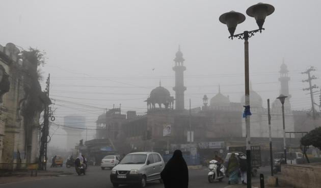 Fog enveloped Bhopal on Monday. (Mujeeb Faruqui/HT photo) Fog enveloped Bhopal on Monday. (Mujeeb Faruqui/HT photo)