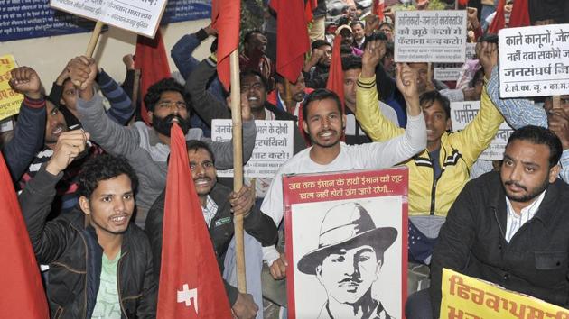 The members of Jan Chetna Publications and others protesting in Ludhiana on Tuesday. (Gurminder Singh/HT Photo)