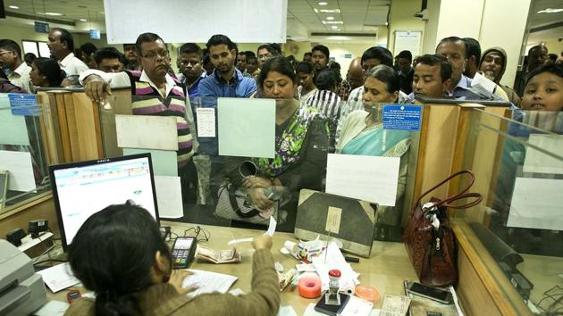People deposit discontinued notes on the last day in a bank in Guwahati. India yanked most of its currency bills from circulation on November 8.(AP)