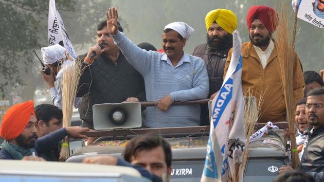 Aam Aadmi Party (AAP) leader and Delhi chief minister Arvind Kejriwal and other AAP leaders take part in a roadshow in Boparai village, near Amritsar.(AFP file photo)