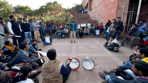 Amid protests from students and teachers , Jawaharlal Nehru University’s Executive Council (EC) passed a UGC notification, already approved by the Academic Council (AC), that says the entrance exam to research courses has only “qualifying” weightage.(PTI)