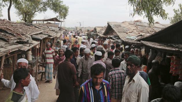 Rohingya from Myanmar make their way to an unregistered refugee camp in Dhaka, Bangladesh.(AP file photo)