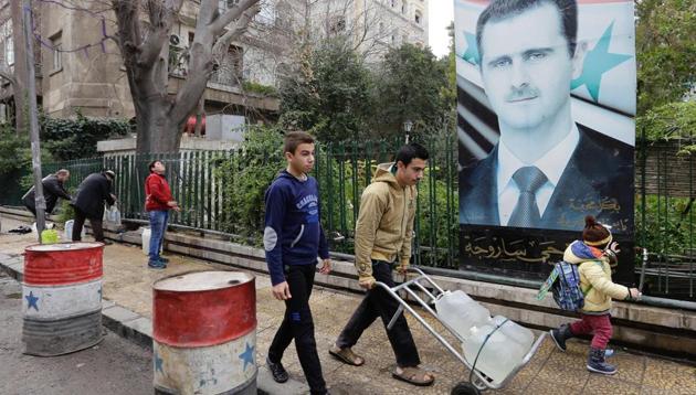 Syrians fill plastic containers with water at a public fountain in the capital Damascus on January 3, 2017. The regime of President Bashar al-Assad is trying to seize control of the region which supplies the main drinking water for four million inhabitants of the capital and surrounding areas. (AFP Photo) Syrians fill plastic containers with water at a public fountain in the capital Damascus on January 3, 2017. The regime of President Bashar al-Assad is trying to seize control of the region which supplies the main drinking water for four million inhabitants of the capital and surrounding areas. (AFP Photo)