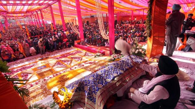 Devotees paying obeisance at a gurdwara in Jammu on Thursday. (Nitin Kanotra/HT Photo)