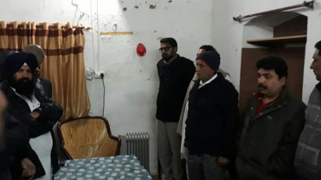 Photo of unauthorised persons found inside Fazilka sub jail on Wednesday evening. (HT Photo) Photo of unauthorised persons found inside Fazilka sub jail on Wednesday evening. (HT Photo)