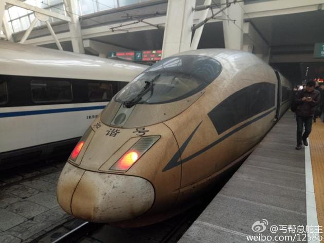 Photos of the trains with brown stains went viral and even flashed in the official media websites as thick smog shrouded Beijing and 71 cities for the past five days. (Facebook Photo) Photos of the trains with brown stains went viral and even flashed in the official media websites as thick smog shrouded Beijing and 71 cities for the past five days. (Facebook Photo)