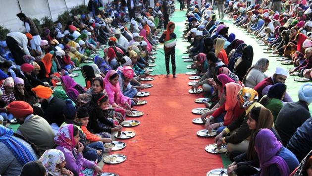 Devotees have langar in gurdwara at Sector 34, Chandigarh on the occasion of gurpurab on Thursday. (Ravi Kumar/HT Photo)