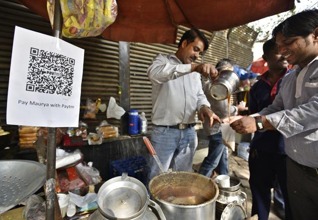 Ideas at the right time: A tea vendor in New Delhi who accepts payment through a mobile wallet (Mohd Zakir/HT PHOTO) Ideas at the right time: A tea vendor in New Delhi who accepts payment through a mobile wallet (Mohd Zakir/HT PHOTO)