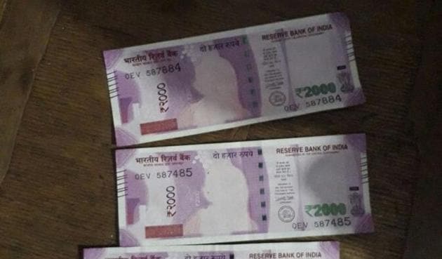 The defective notes in Sheopur. Bank took back the notes with the ‘printing error’ and said they were not fake.(Mujeeb Faruqui/HT photo)