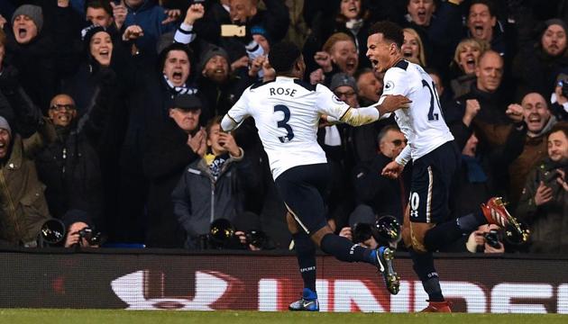 Tottenham Hotspur's English midfielder Dele Alli celebrates with defender Danny Rose (left) after scoring the opening goal of their English Premier League match against Chelsea at White Hart Lane on Wednesday. (AFP) Tottenham Hotspur's English midfielder Dele Alli celebrates with defender Danny Rose (left) after scoring the opening goal of their English Premier League match against Chelsea at White Hart Lane on Wednesday. (AFP)
