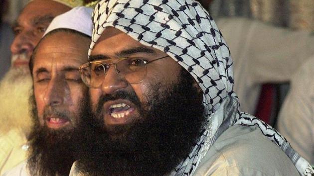 (FILES) In this file picture taken on August 26, 2001 Chief of a religious party Jaish-e-Mohammad Maulana Masood Azhar (R), a militant released from an Indian jail in 1999 in exchange for Indian airliner hostages, addresses a meeting of Pakistan's religious and political parties in Islamabad against the UN monitors. Pakistan has detained the founder of one of the main Islamic groups fighting Indian rule in Kashmir, a Pakistani minister said on December 9, 2008 as New Delhi demanded further action after the Mumbai attacks. Maulana Masood Azhar, head of the Jaish-e-Mohammed rebel group, is reported to be on a list of people that India last week asked Pakistan to extradite in the wake of the Mumbai siege. AFP PHOTO/ Saeed KHAN(AFP)