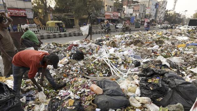 The sanitation workers had gone on strike both in 2015 and 2016, triggering a major crising in the national Capital.(Sonu Mehta/HT Photo)