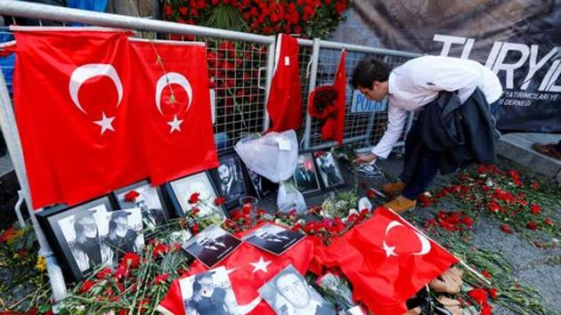 A man places flowers at the entrance of Reina nightclub, which was attacked by a gunman, in Istanbul, Turkey January 3, 2017.(REUTERS Photo)